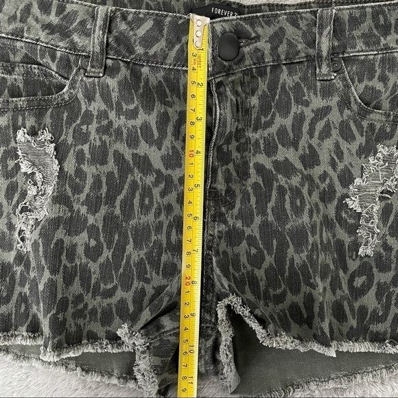 F21 Leopard Print Distressed Cutoff Jean Shorts 30 - Picture 5 of 5